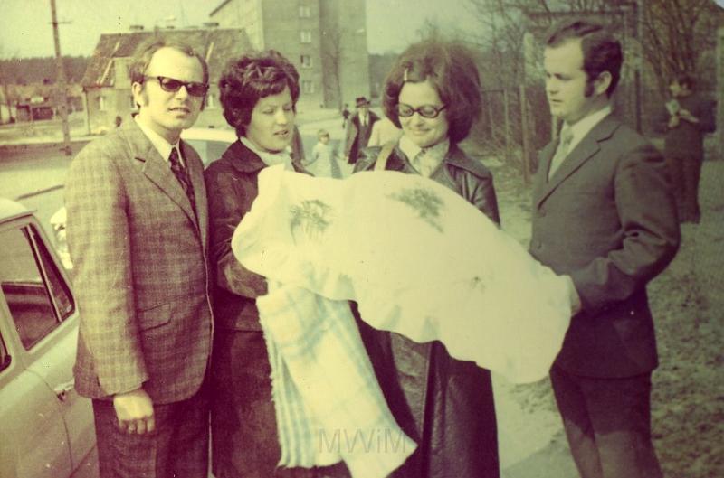 KKE 2405.jpg - Fot. Chrzest Igi Kołakowskiej. Od lewej: Janusz i Teresa Kołakowscy, Irena Karpińska i Andrzej Ostapiuk, Olsztyn, 1973 r.